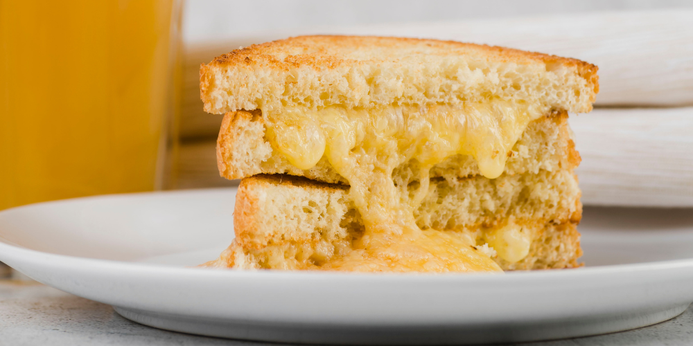 Bánh mì phô mai tan chảy (grilled cheese sandwich) là món ăn đơn giản nhưng rất được yêu thích