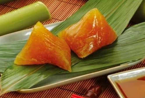 Bánh tro trong nhẹ, vị thanh, thường dùng kèm mật mía.