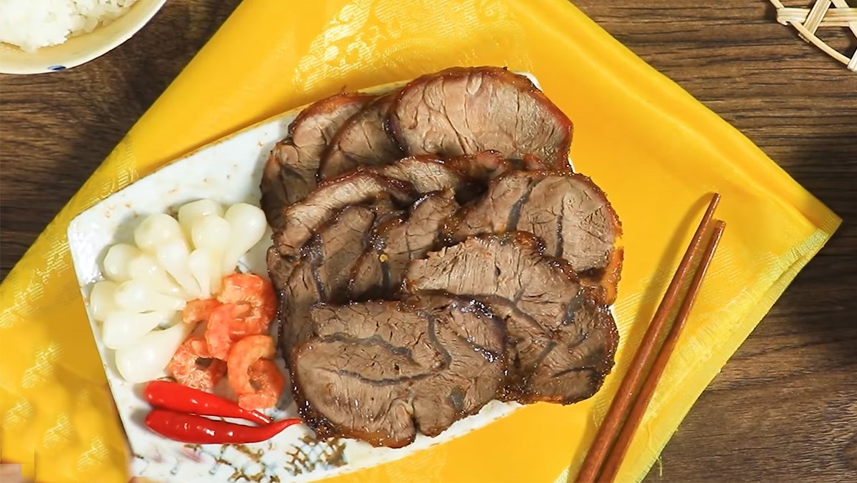 Bắp bò kho mật mía sóng sánh với vị ngọt tự nhiên