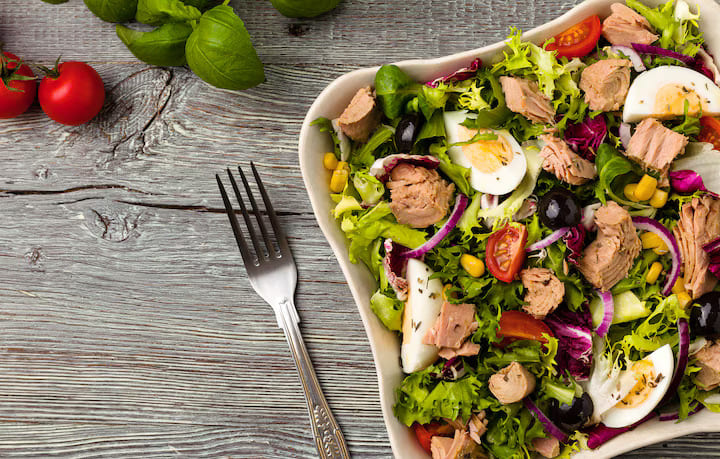 Bày biện món salad cá hồi vào dĩa