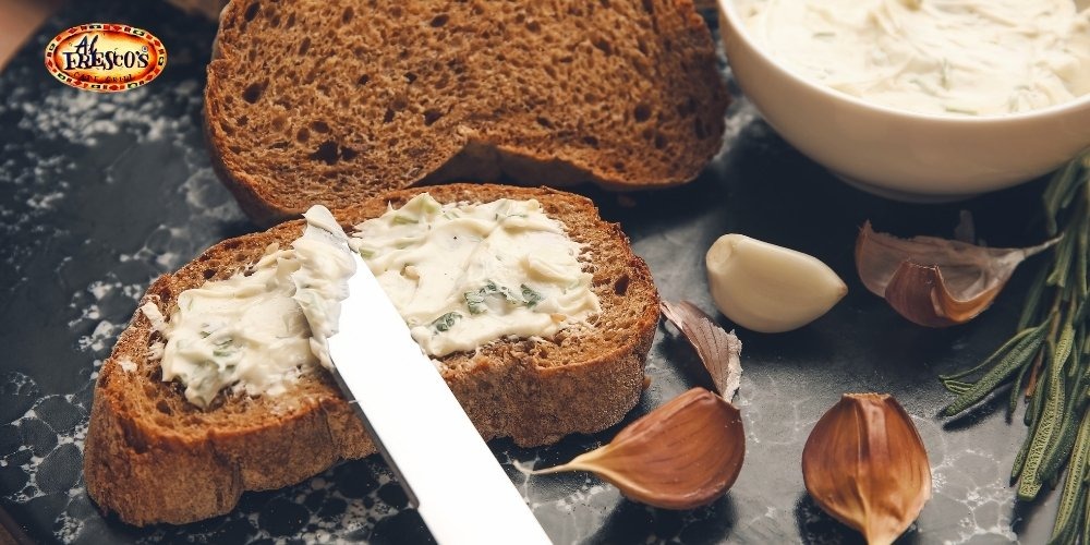 phết bơ tỏi lên bánh mì