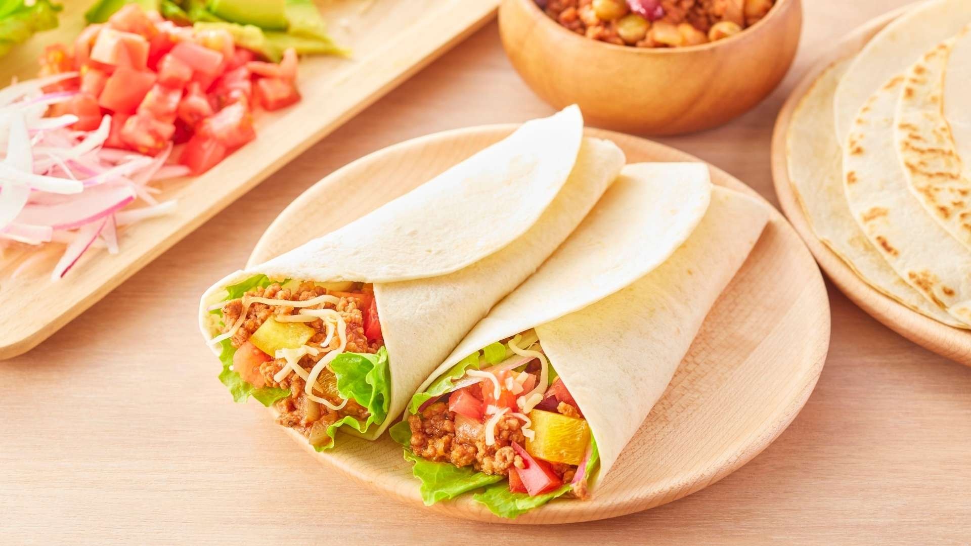 bánh tortilla ăn kèm thịt và rau củ