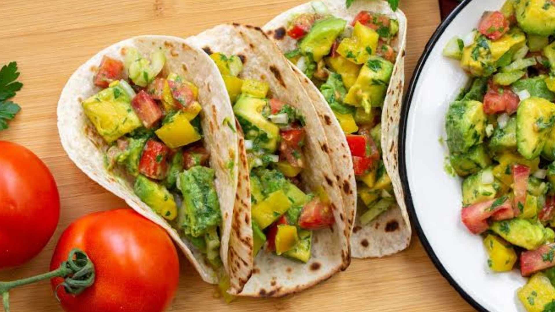Bánh tortilla ăn kèm salsa, guacamole và kem chua