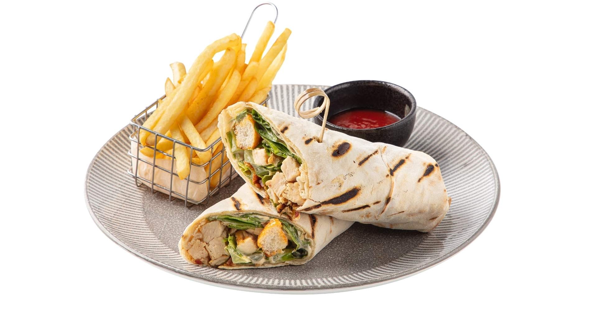 Chicken Caesar Salad Wrap dùng kèm American Fries
