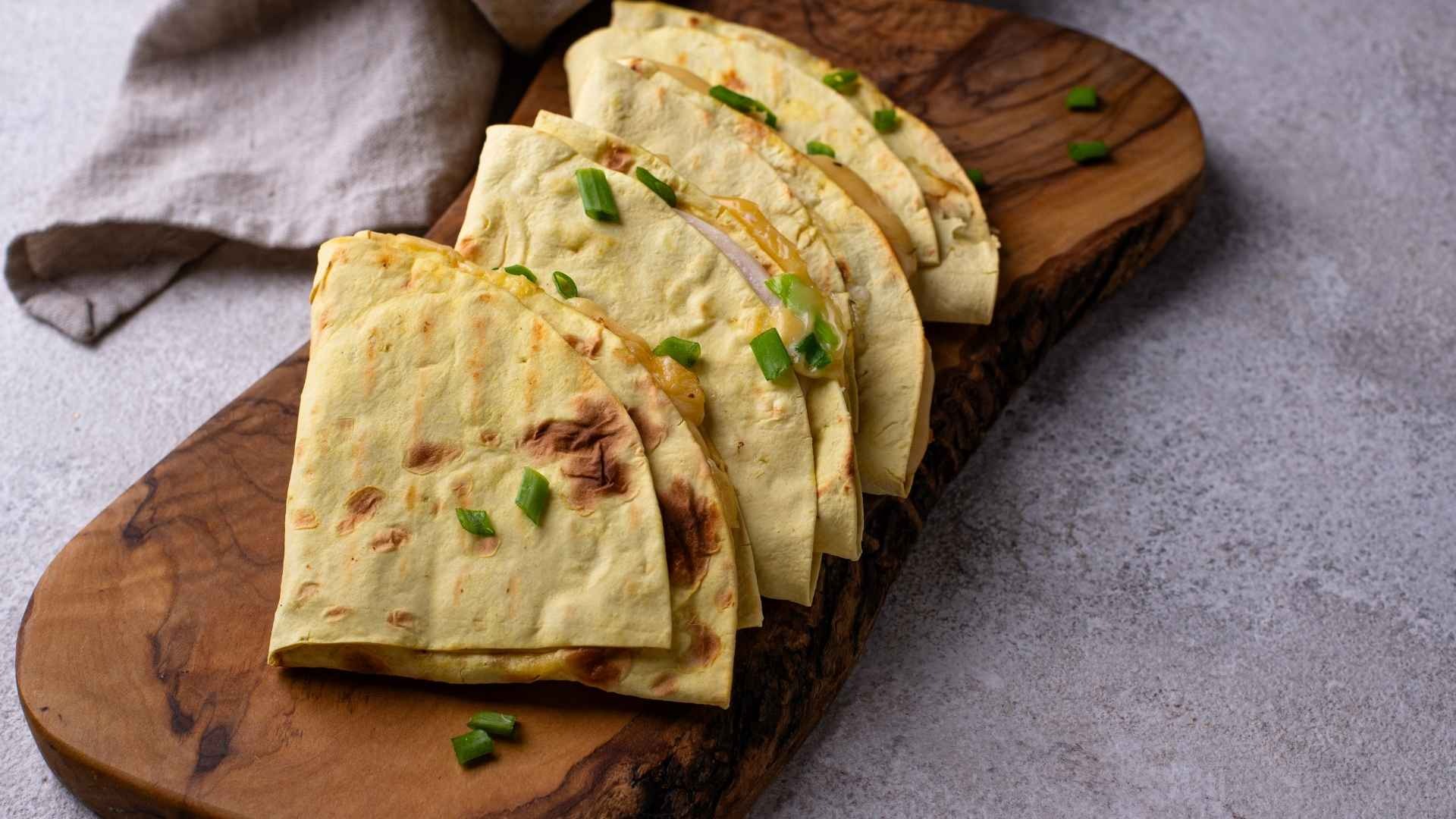 Lưu ý để tortilla giữ được độ mềm và dễ cuộn