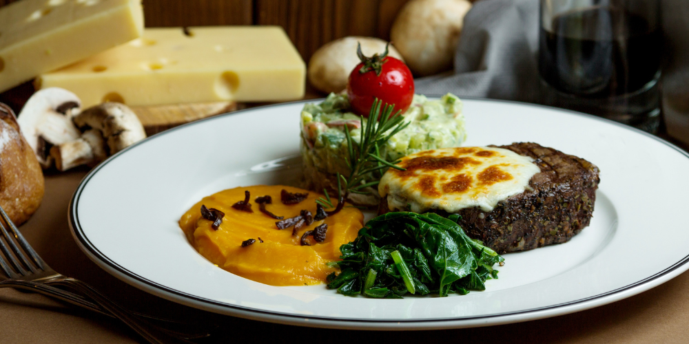 Bò bít tết kèm phô mai Brie