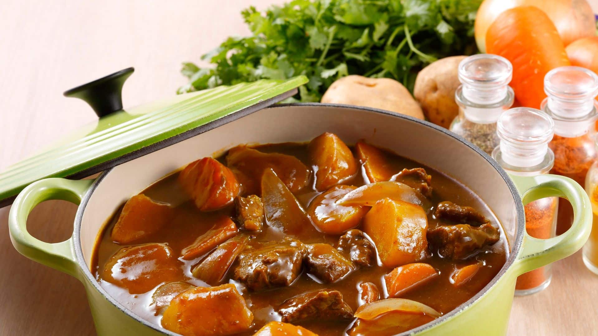 Bò hầm khoai tây mềm thơm, đậm đà cùng nước hầm ngọt tự nhiên, thích hợp cho những ngày se lạnh.