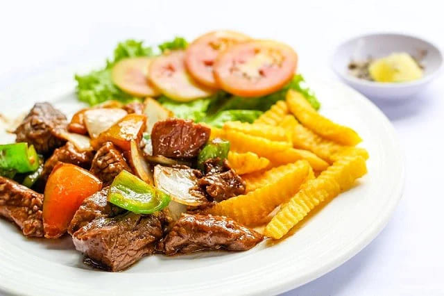Bò lúc lắc ăn cùng khoai tây chiên