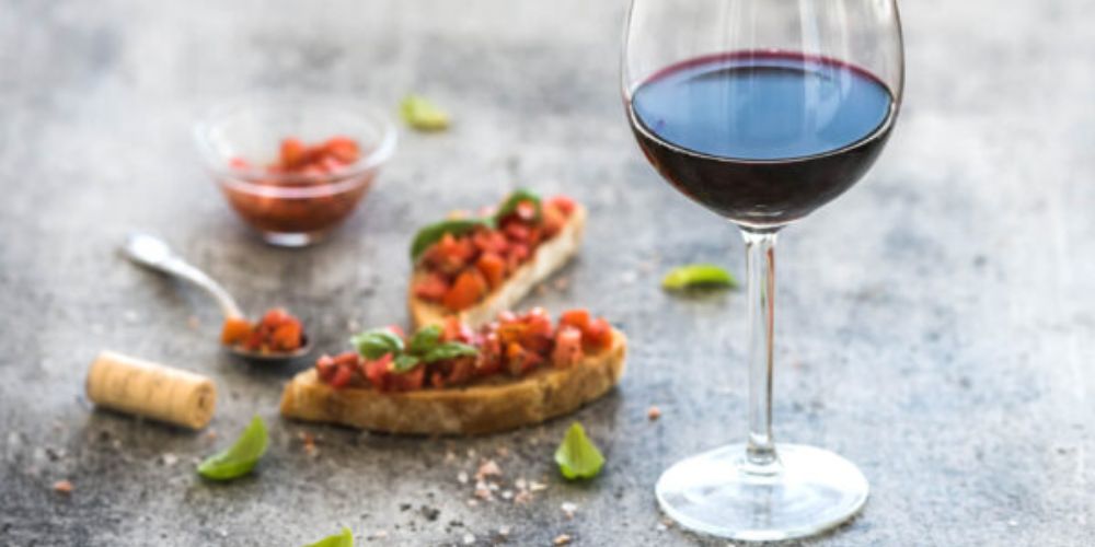 Bruschetta và rượu vang là sự kết hợp lý tưởng