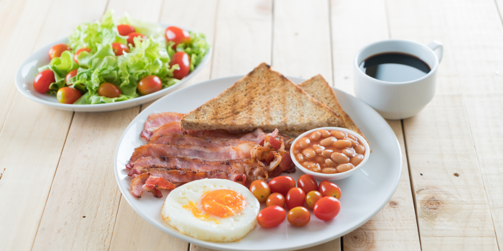 Bánh mì kẹp thịt nguội và xúc xích là một trong những món ăn sáng nhanh gọn