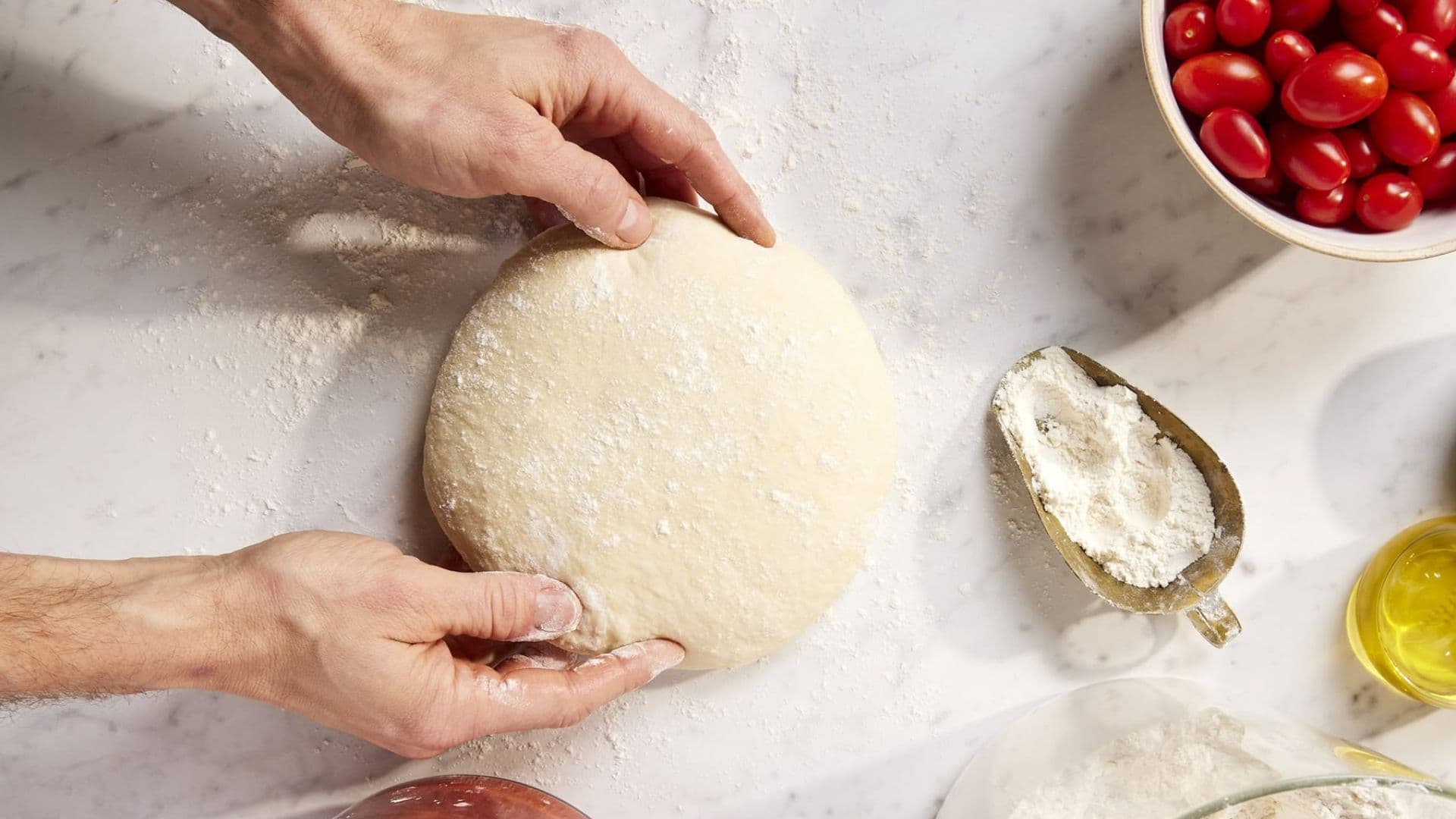 Nhồi bột pizza đến khi bột mịn, đàn hồi và không còn dính tay