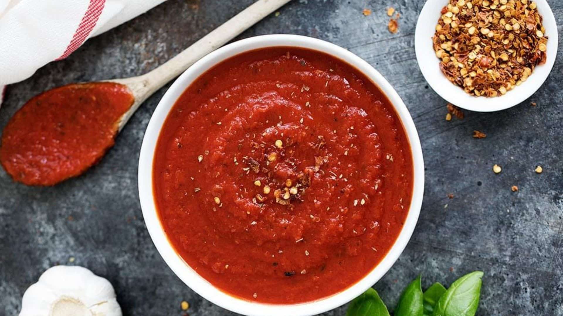 Chuẩn bị xốt cà chua sánh vừa, đồng thời thái pepperoni và bào nhỏ phô mai Mozzarella