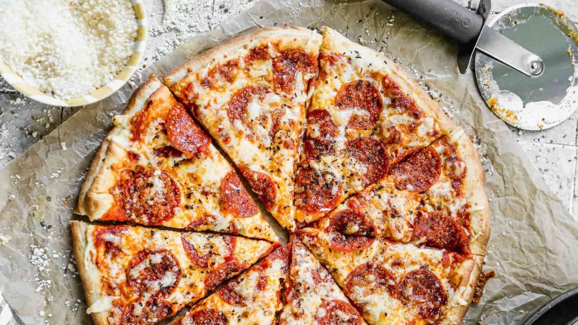Nướng pizza ở nhiệt độ cao đến khi phô mai tan chảy, đế bánh vàng giòn