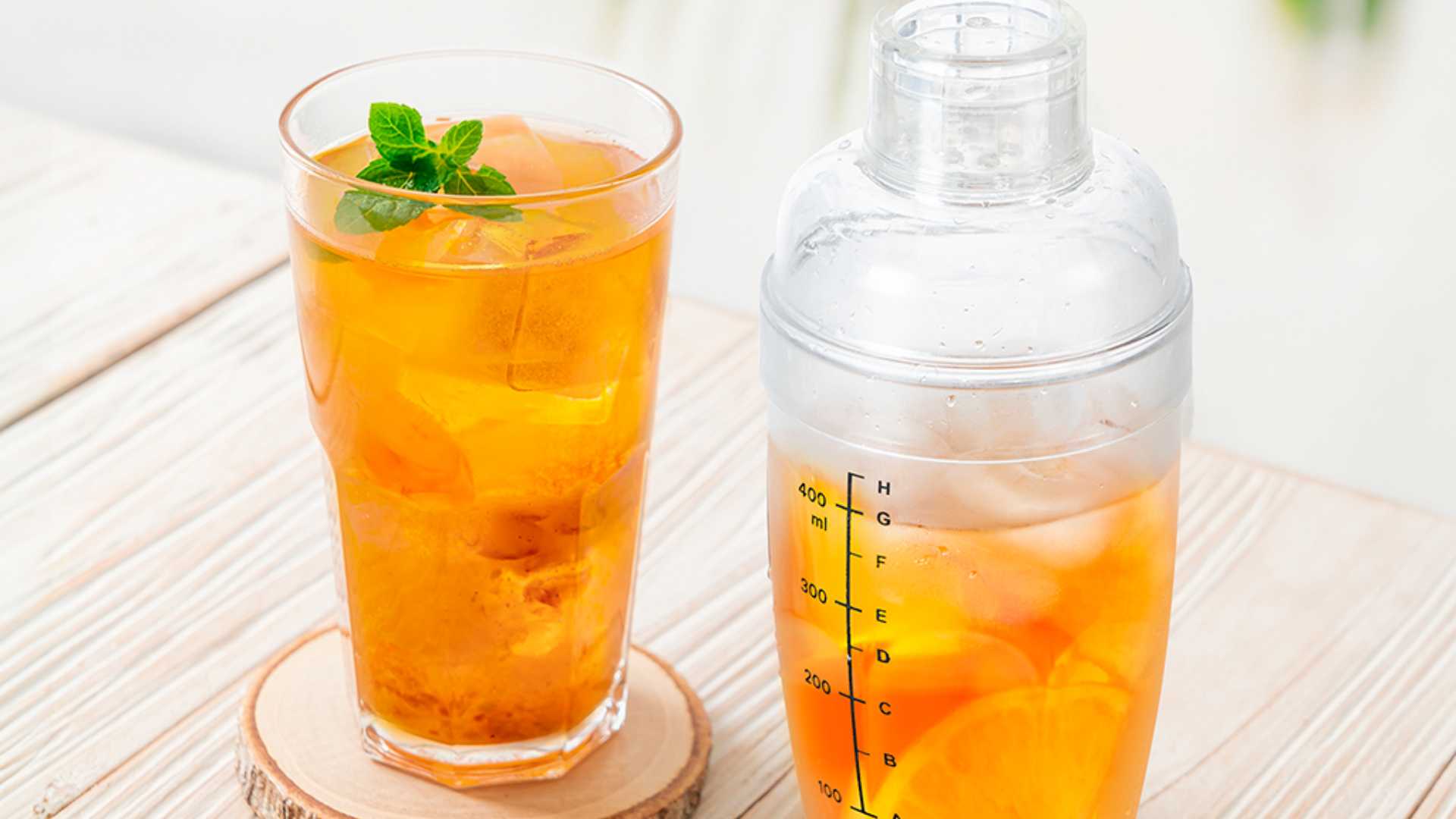 Lắc trà, nước đường và trái cây trong bình lắc để tạo vị cân bằng và lớp bọt đẹp mắt