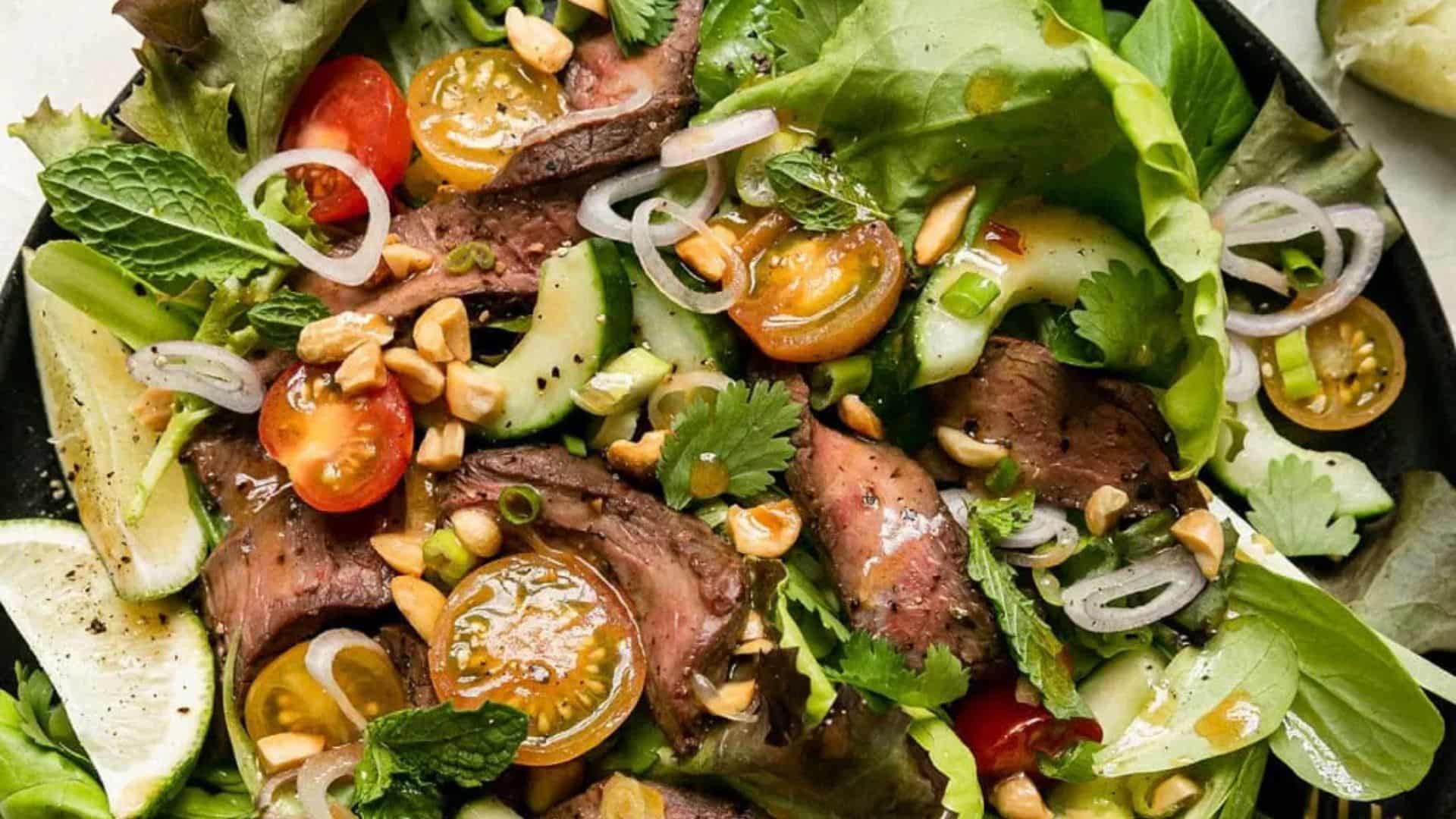 Trộn salad nhẹ tay để giữ độ tươi giòn của rau củ.