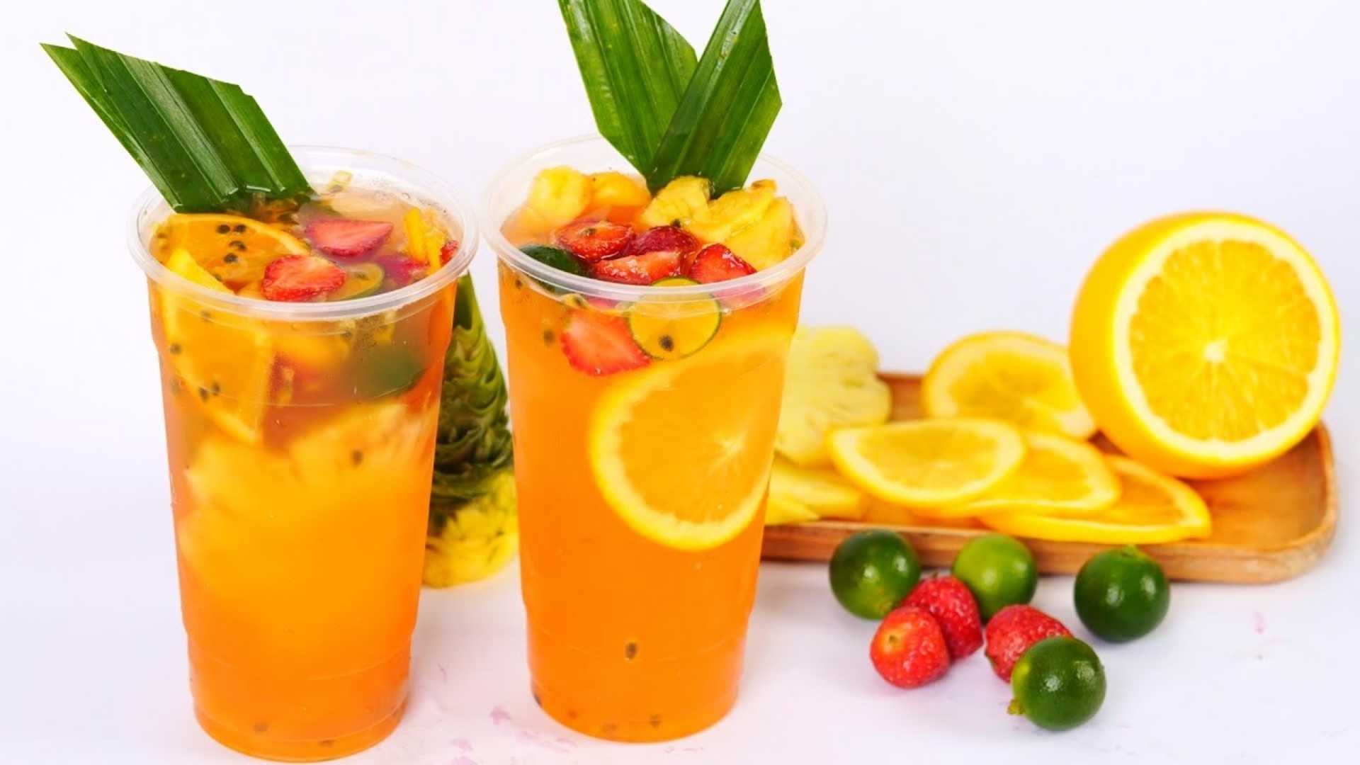 Cho trà trái cây ra ly và trang trí đẹp mắt