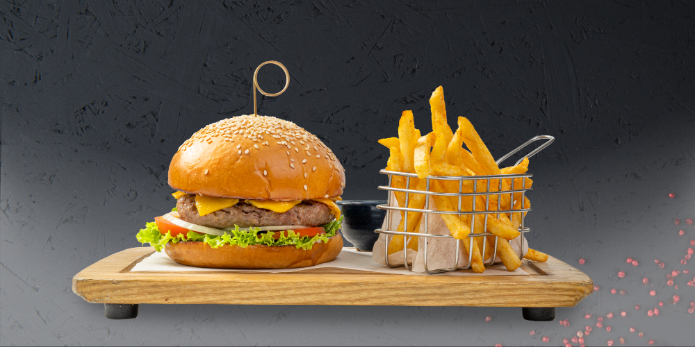 Cheese Burger làm từ thịt bò Úc xay kẹp cùng lát phô mai Cheddar