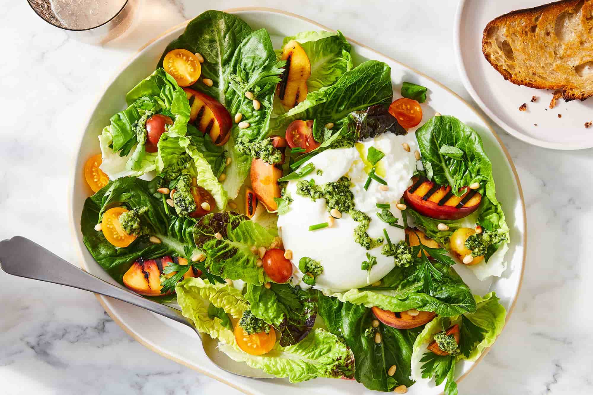 Salad Burrata tươi mát kết hợp rau củ giòn ngọt và cà chua bi, tạo nên món ăn thanh nhẹ nhưng đầy hương vị.