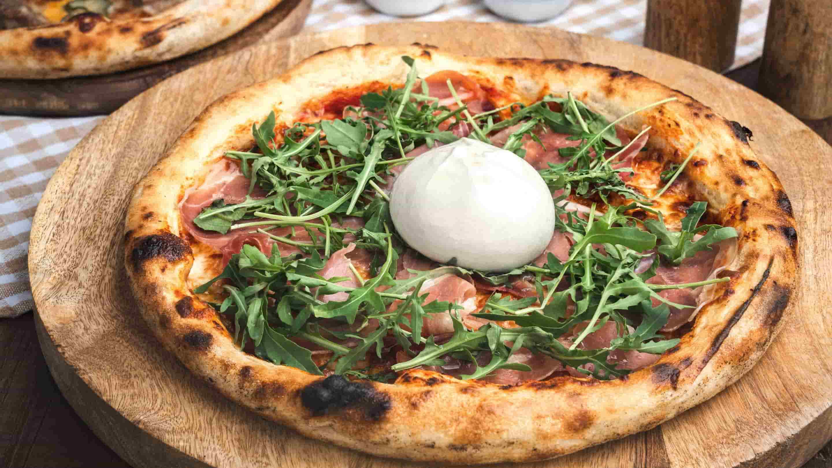 Burrata béo mịn làm điểm nhấn cho chiếc pizza Ý truyền thống, mang đến trải nghiệm hương vị mới lạ và hấp dẫn
