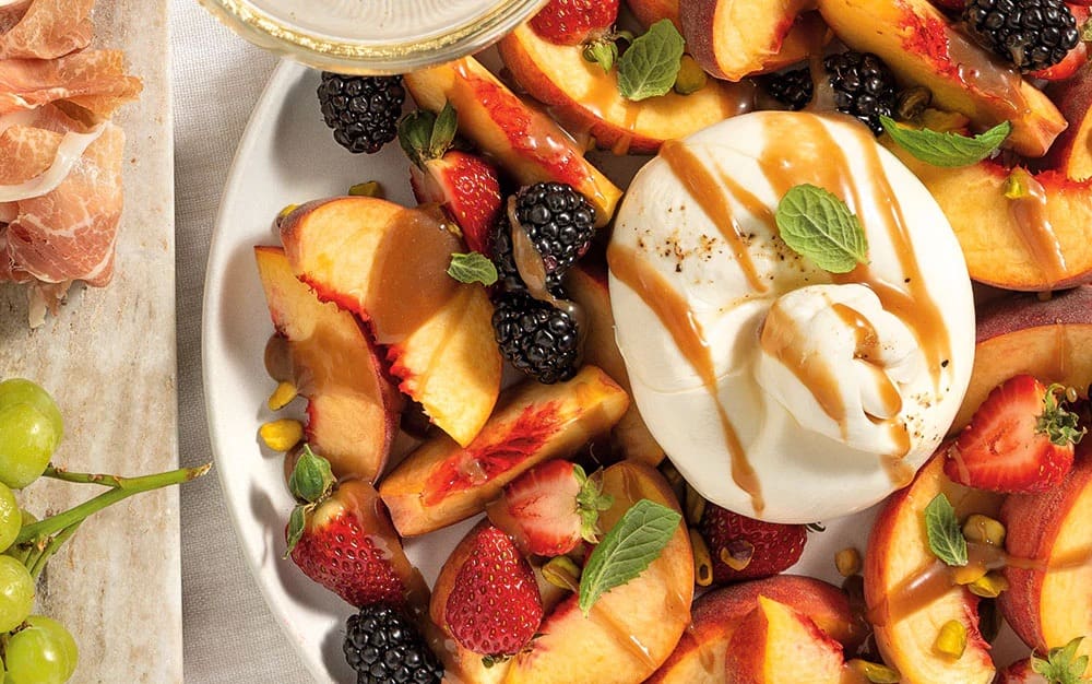 Burrata kết hợp cùng trái cây tươi - món khai vị thanh nhẹ mà đầy cuốn hút.