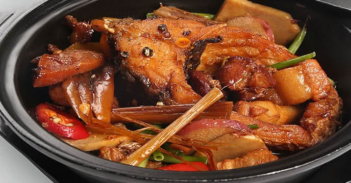 Cá kho đậm đà được kho liu riu cùng riềng
