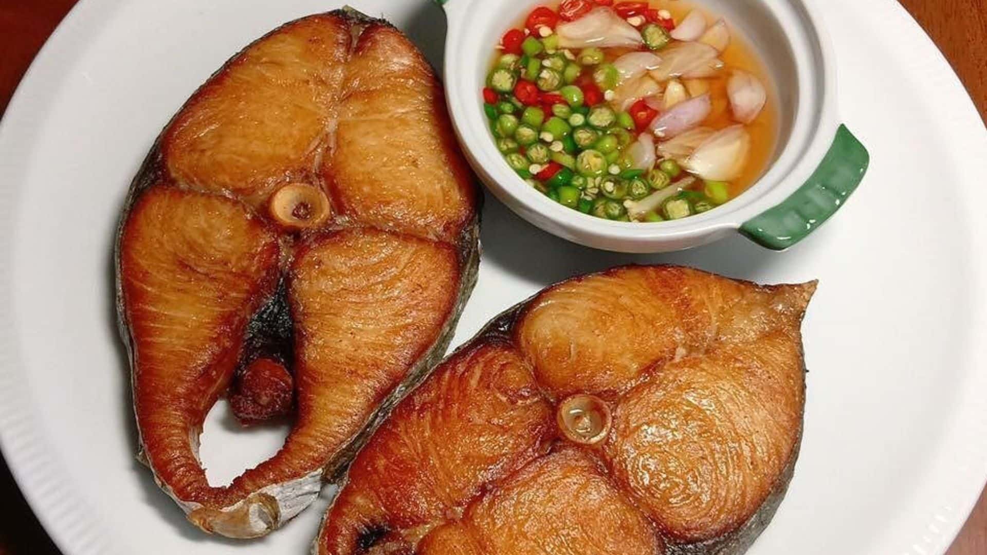 Cá ngừ chiên nước mắm với lớp ngoài vàng nhẹ, phủ xốt nước mắm tỏi ớt và phù hợp dùng cùng cơm.