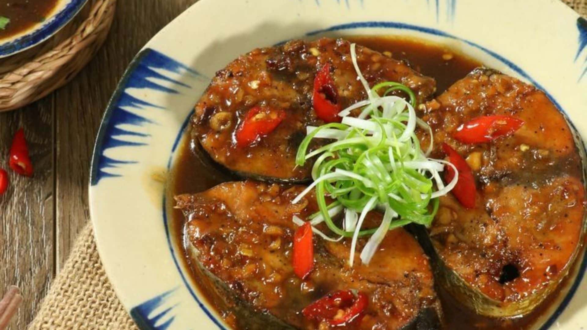 Cá ngừ kho thơm kết hợp phần cá chắc thịt với thơm, thích hợp dùng cùng cơm nóng trong bữa ăn gia đình.