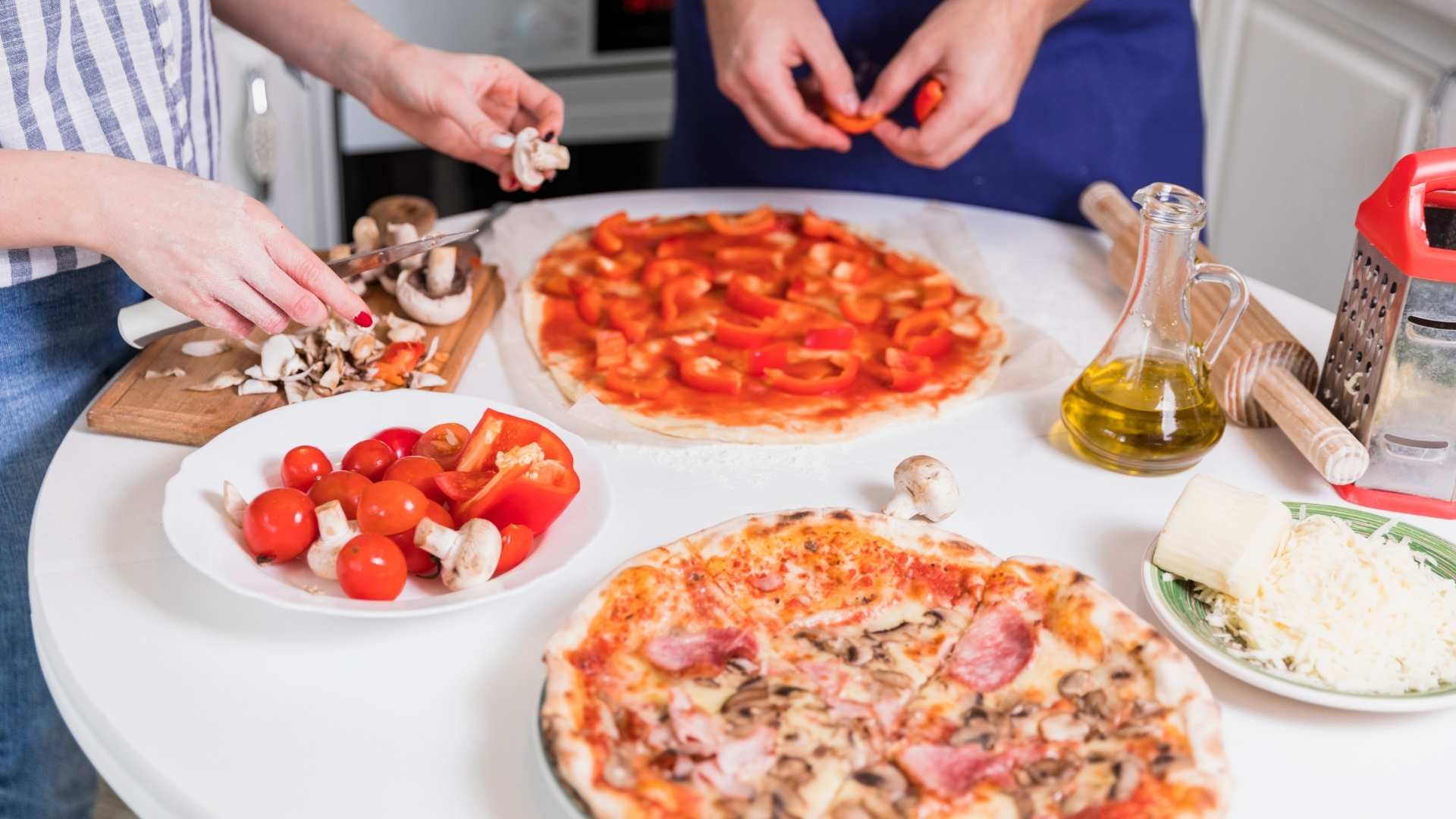 Phủ đều bacon, rau củ và lớp phô mai lên mặt bánh để tạo hương vị đậm đà, hấp dẫn trước khi nướng
