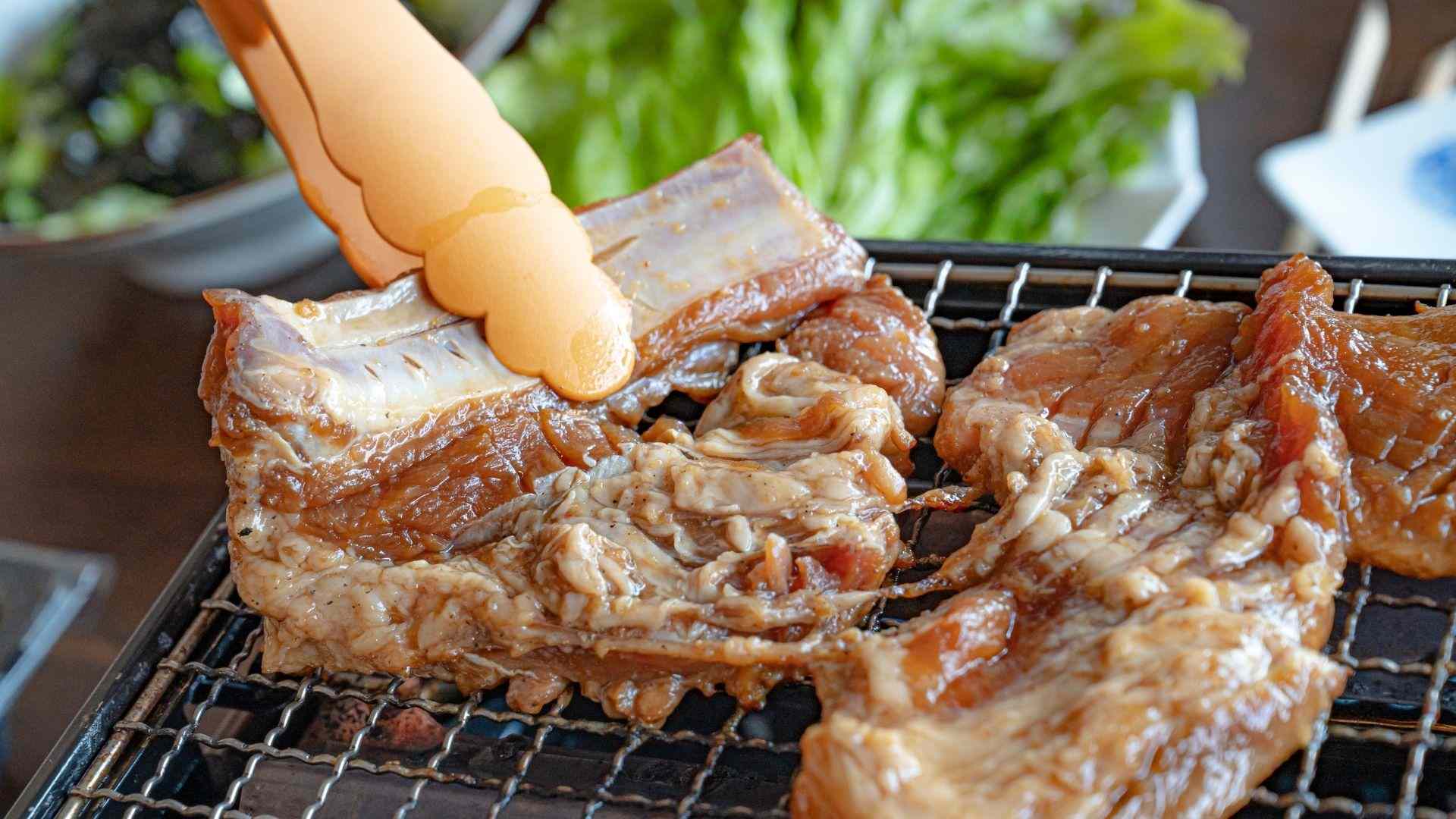Chọn dẻ sườn tươi, có nạc xen mỡ để món sườn nướng bằng nồi chiên không dầu không bị khô
