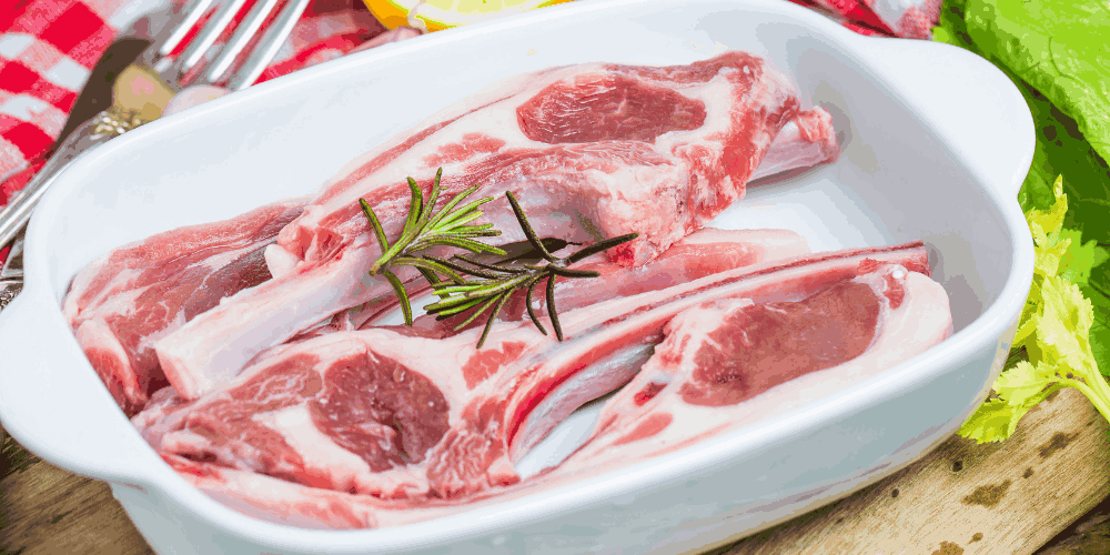 Chọn sườn tươi ngon có nạc xen mỡ để món sườn nướng không bị khô