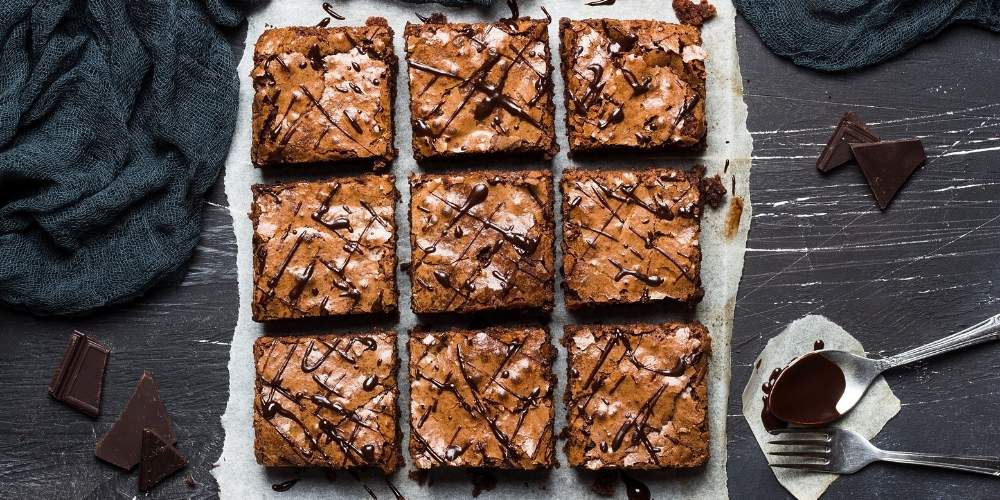 Bánh brownie chocolate với kết cấu mềm ẩm và hương vị cacao rõ ràng, phù hợp làm món tráng miệng tại nhà