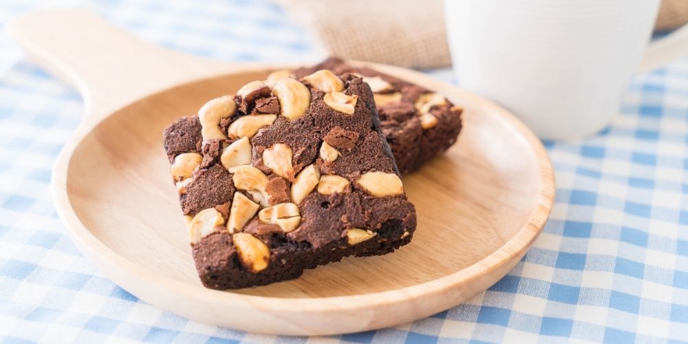 Bánh brownie hạnh nhân với kết cấu mềm ẩm, vị chocolate rõ và hạnh nhân bùi nhẹ