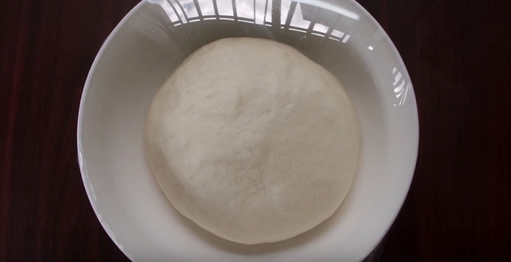 Bọc kín bột làm bánh pizza bằng màng bọc thực phẩm