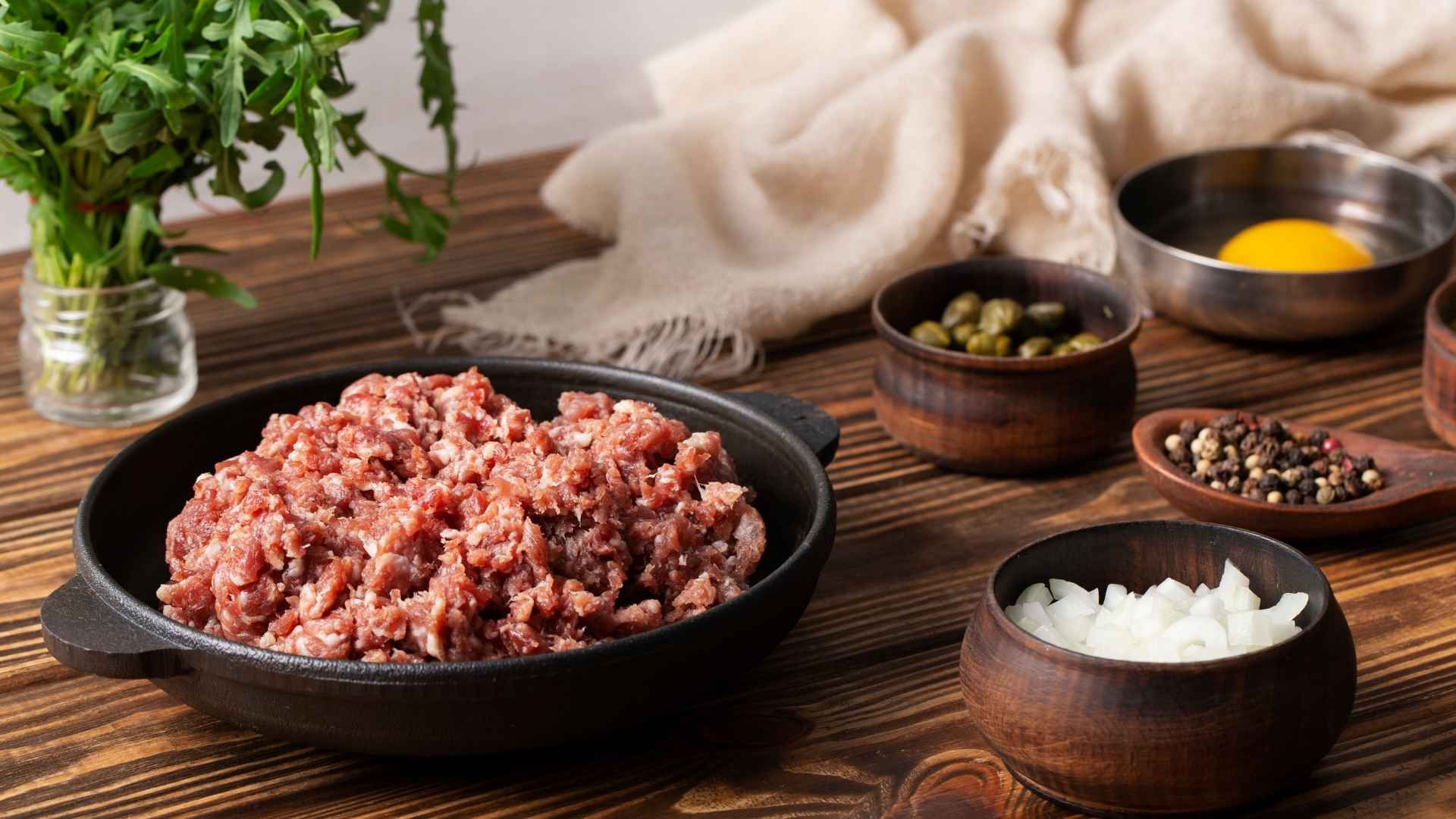 Áp chảo thịt bò trên lửa lớn đến khi săn lại và dậy mùi thơm, giữ độ mềm ngọt tự nhiên cho món ăn