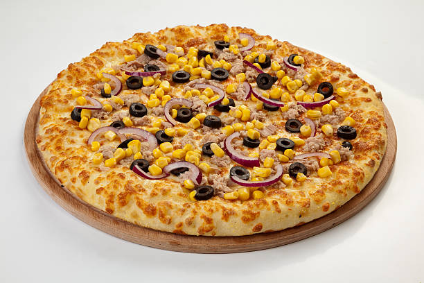 Pizza cá ngừ nóng hổi, topping đầy đặn