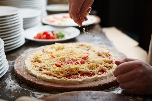 Rắc đều phô mai mozzarella lên lớp sốt để tạo bề mặt béo mịn, sẵn sàng cho bước nướng tiếp theo