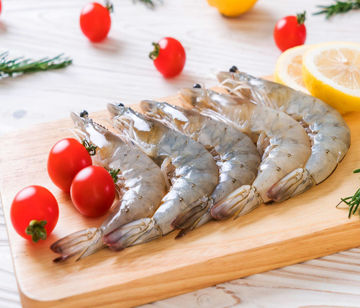Hải sản được sơ chế sạch, sẵn sàng ướp gia vị và làm chín nhanh trước khi chế biến