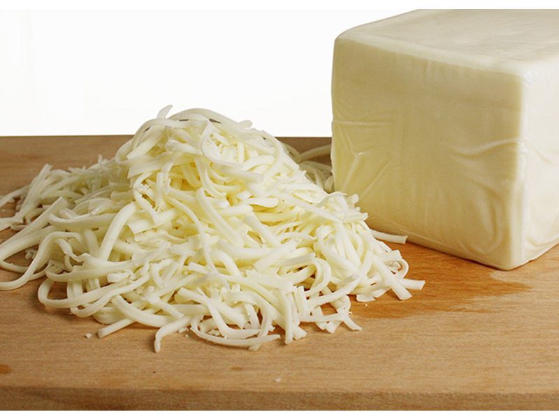 Phô mai mozzarella bào sợi, nguyên liệu tạo độ béo mịn cho pizza