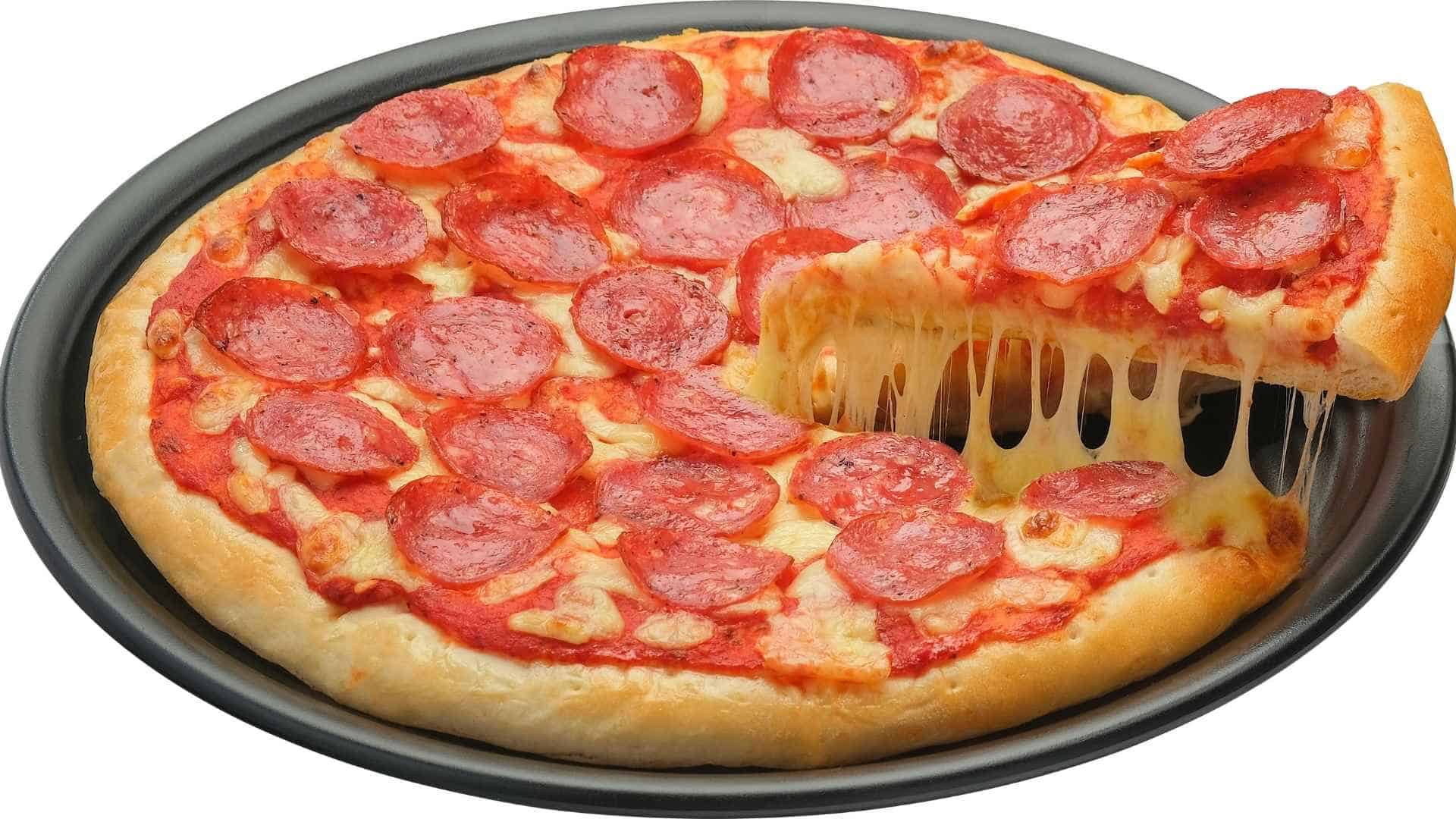 Pizza xúc xích nóng hổi, phô mai tan chảy sau khi nướng