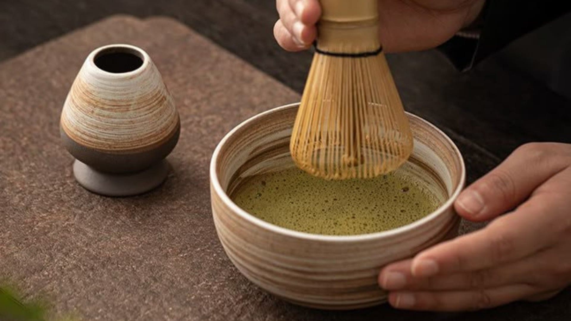 Rây và hòa trà xanh với nước ấm, khuấy đều đến khi mịn không vón cục