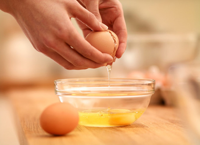 Đập trứng vào tô, thêm đường và đánh nhẹ tay đến khi tan, tránh tạo nhiều bọt khí