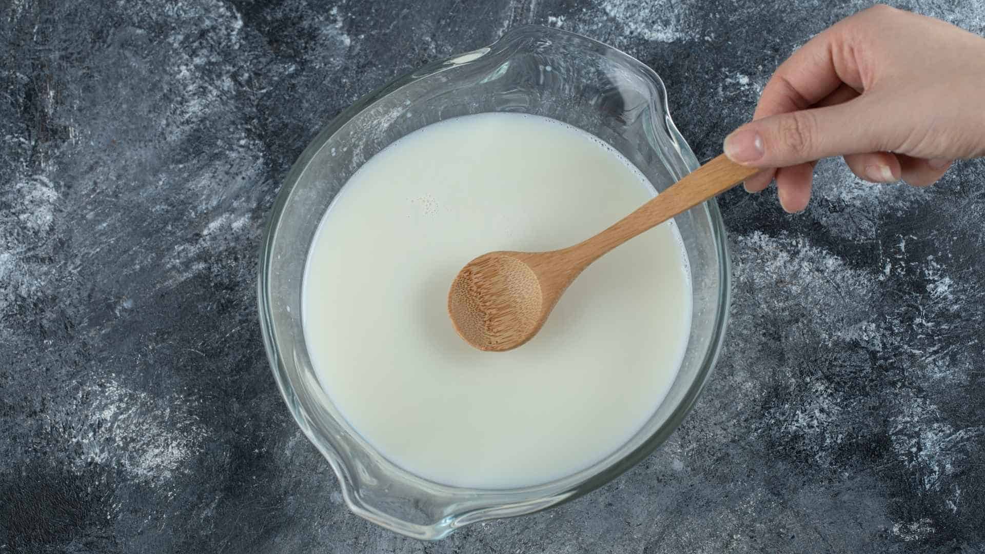 Nấu sữa với đường và bột rau câu trên lửa vừa, khuấy đều đến khi hòa tan hoàn toàn