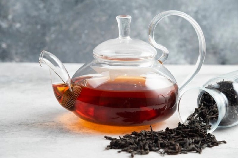 Ủ trà 5 phút, lọc bỏ bã để lấy nước trà đậm hương