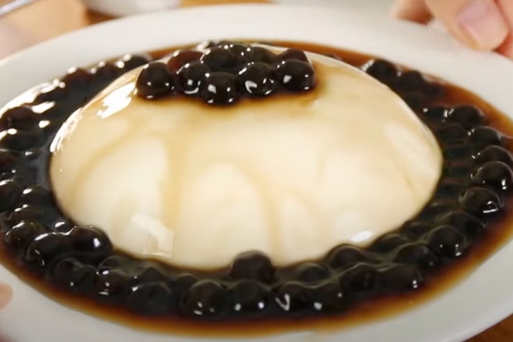 Rót pudding vào khuôn, thêm trân châu và làm lạnh ít nhất 2 giờ trước khi thưởng thức