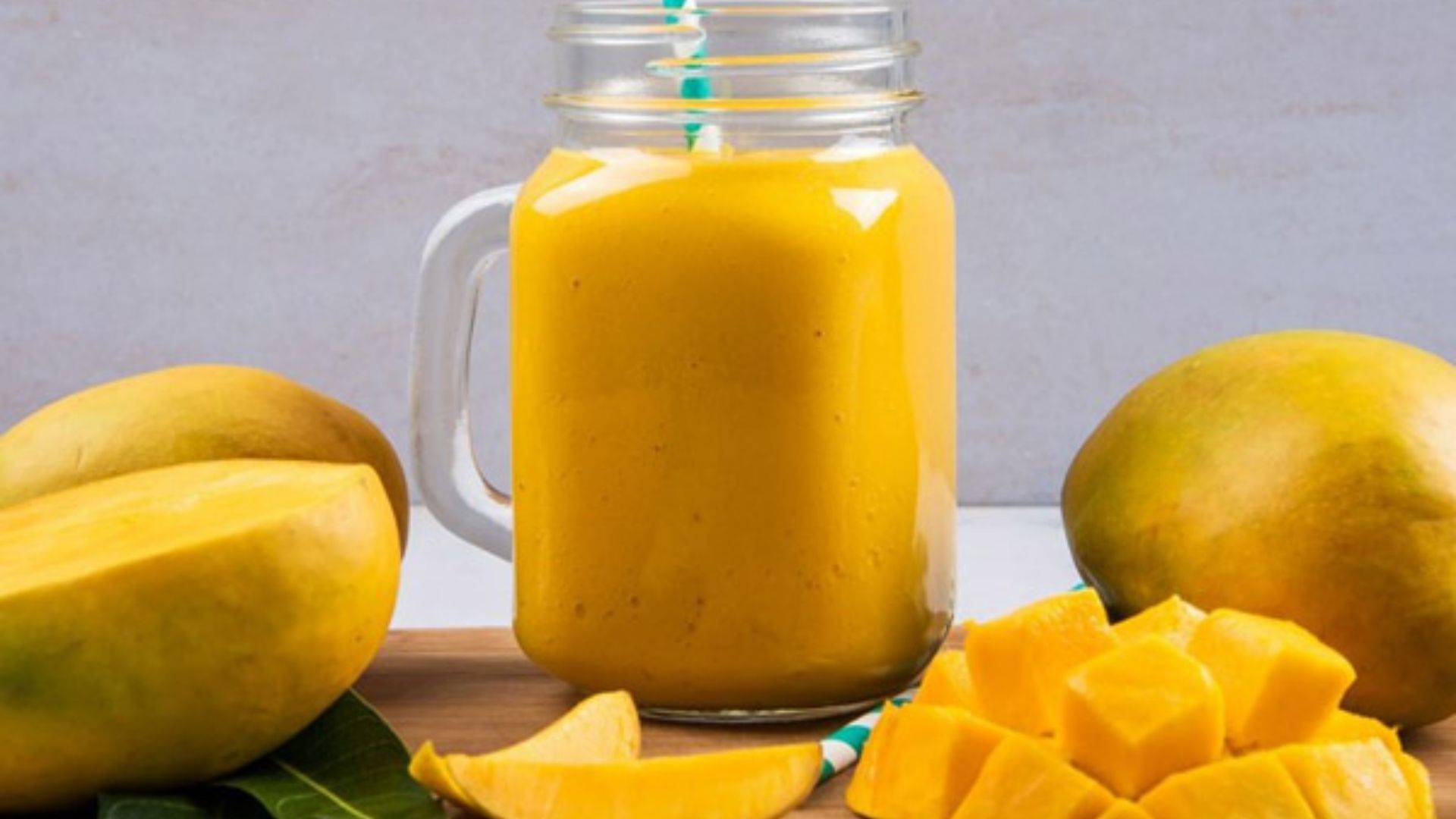  Xoài xay giúp hỗn hợp mịn tạo nền vị ngọt thơm tự nhiên cho món pudding