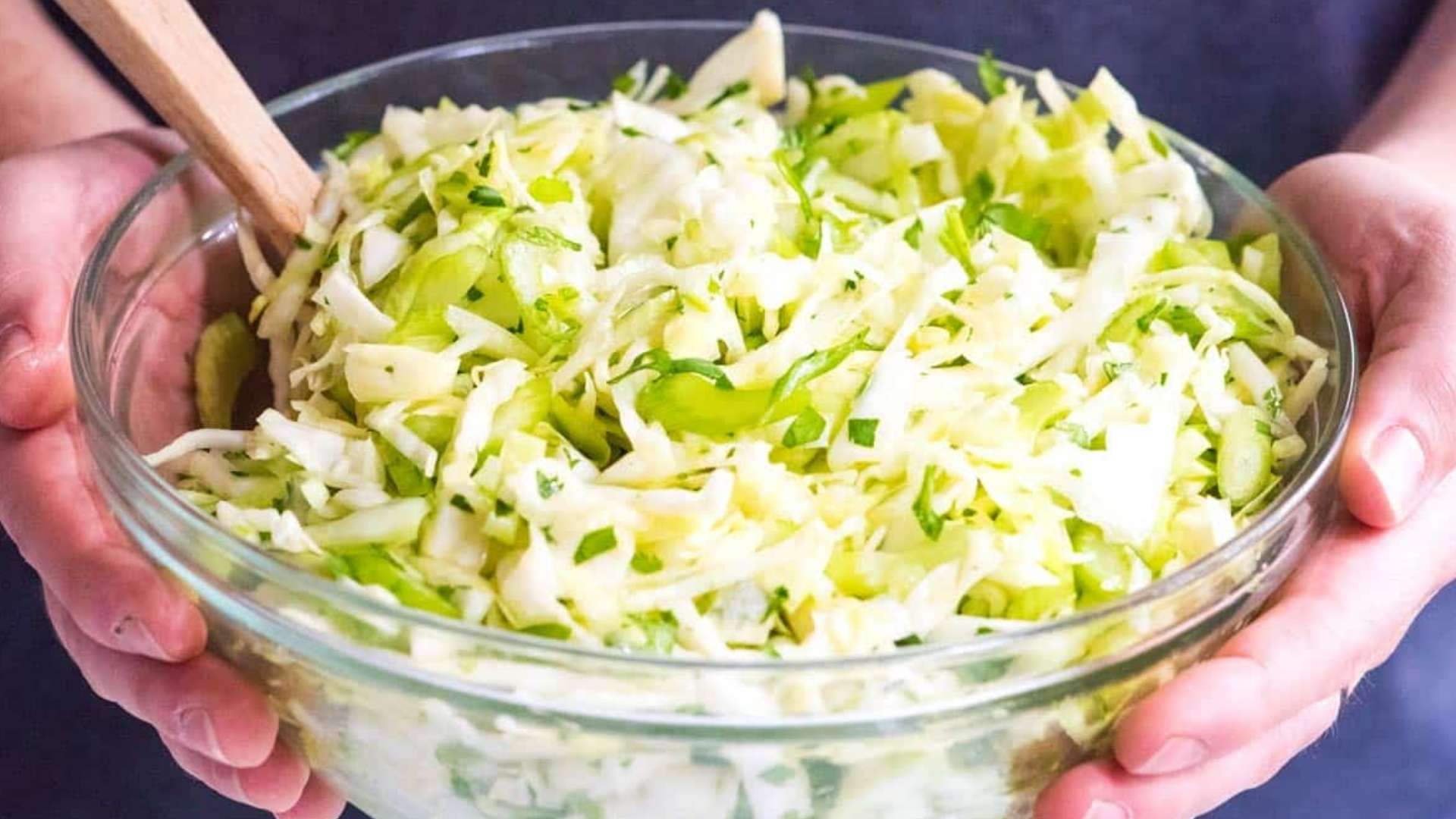 Cách làm salad bắp cải giòn ngon, thấm vị