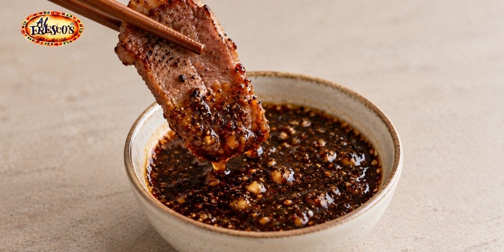 Xốt tiêu đen mang vị cay nồng cùng hương thơm đặc trưng giúp món thịt nướng thêm đậm đà