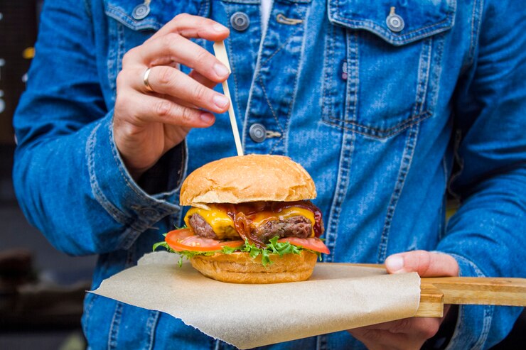 Cắm trên đầu cây que để giữ nhân burger không bị bung