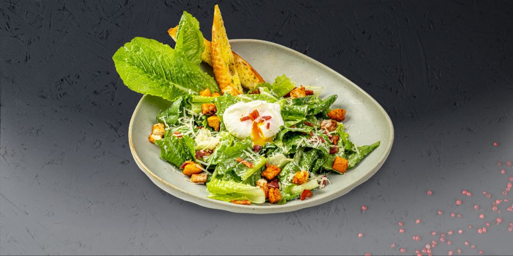 Caesar salad thêm phần đậm đà nhờ ba chỉ xông khói giòn.