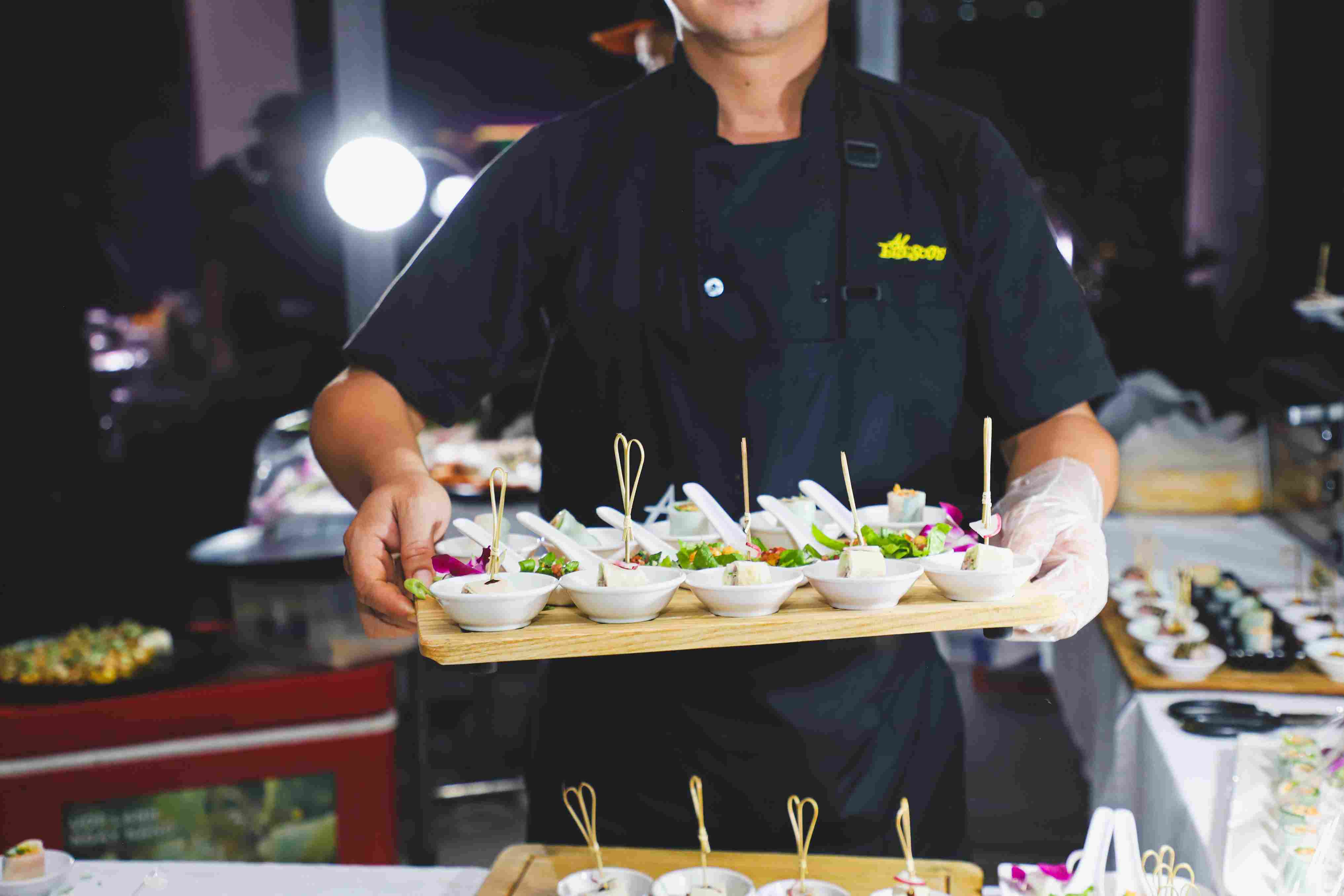 Canape thường được đặt trên khay gỗ